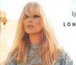 Kate Moss pose pour sa nouvelle collection printemps-été en collaboration avec Longchamp.