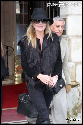 Kate Moss quitte l'hôtel du Ritz à Paris, le 3 février 2011.