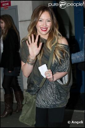 Hilary Duff quitte son hôtel parisien pour se rendre dans les studios de NRJ 12, vendredi 4 février.