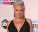 Pink : La future maman vous présente son ventre bien rebondi !
