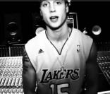 Chester Hanks (le fils de Tom Hanks et Rita Wilson), alias Chet Haze, qui propose son premier morceau de rap, intitulé  Freetsyle .