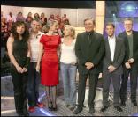 Isabelle Mergault, Jean-Marie Bigard, Laeticia Hallyday, Claire Chazal, Jean-Pierre Foucault, Marc-Olivier Fogiel, Laurent Ruquier et Jean d'Ormesson sur le plateau de Qui veut gagner des millions ?, spéciale people