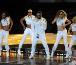 Usher lors de la finale du Super Bowl 2011
