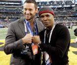Hugh Jackman et Sugar Ray Leonard lors de la finale du Super Bowl 2011