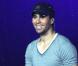 Enrique Iglesias : En plein concert, il se lâche complétement pour son public !