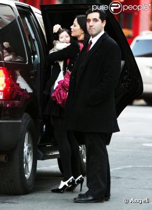 Georgina Chapman avec sa petite India Pearl, 5 mois et demi, dans les rues de New York, le 11 février 2011