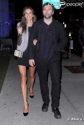 Alessandra Ambrosio et son compagnon à la sortie d'un restaurant à Los Angeles. Le 13 février 2011