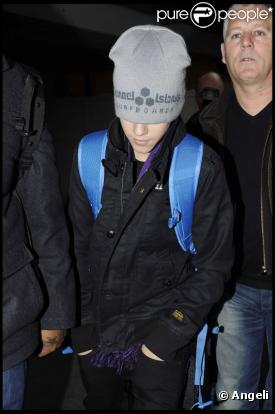 Justin Bieber arrive à l'aéroport d'Heathrow à Londres le 15 février 2011 
