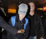 Justin Bieber arrive à l'aéroport d'Heathrow à Londres le 15 février 2011 