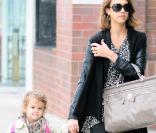 Jessica Alba et Honor lors d'une balade dans les rues de Los Angeles le 15 février 2011 