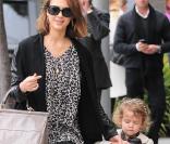 Jessica Alba et Honor lors d'une balade dans les rues de Los Angeles le 15 février 2011 