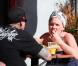 Pink et Carey Hart déjeunent au soleil à Los Angeles le 11 février 2011