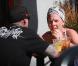 Pink et Carey Hart déjeunent au soleil à Los Angeles le 11 février 2011