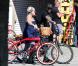Pink et Carey Hart font une promenade à vélo sur Venice Beach à Los Angeles le 11 février 2011