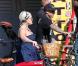 Pink et Carey Hart font une promenade à vélo sur Venice Beach à Los Angeles le 11 février 2011