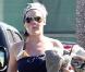 Pink et Carey Hart font une promenade à vélo sur Venice Beach à Los Angeles le 11 février 2011