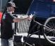 Pink et Carey Hart font une promenade à vélo sur Venice Beach à Los Angeles le 11 février 2011