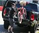 Pink et Carey Hart font une promenade à vélo sur Venice Beach à Los Angeles le 11 février 2011