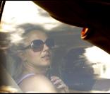 Britney Spears se rend dans un fast-food, en Louisiane, samedi 19 février. Son ongle semble abîmé, et un vilain bouton a pointé le bout de son nez sur sa joue...
