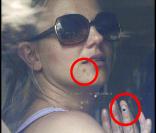 Britney Spears se rend dans un fast-food, en Louisiane, samedi 19 février. Son ongle semble abîmé, et un vilain bouton a pointé le bout de son nez sur sa joue...