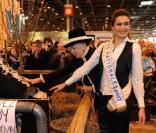 Geneviève de Fontenay et Barbara Morel posent au Salon de l'Agriculture, à la Porte de Versailles, à Paris, mardi 22 février.