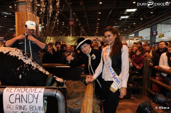 Geneviève de Fontenay et Barbara Morel posent au Salon de l'Agriculture, à la Porte de Versailles, à Paris, mardi 22 février.