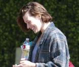 Milla Jovovich, très souriante à la sortie de son club de gym à Los Angeles le 22 février 2011 