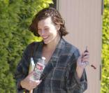 Milla Jovovich, très souriante à la sortie de son club de gym à Los Angeles le 22 février 2011 