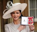 Catherine Zeta-Jones a été faite Commandeur de l'Ordre de l'Empire britannique à Buckingham Palace à Londres le 24 février 2011