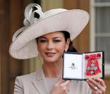 Catherine Zeta-Jones a été faite Commandeur de l'Ordre de l'Empire britannique à Buckingham Palace à Londres le 24 février 2011