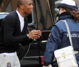 Samuel Eto'o en train de tenter de convaincre une contractuelle dans les rues de Milan, le 24 février 2011