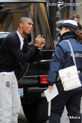 Samuel Eto'o en train de tenter de convaincre une contractuelle dans les rues de Milan, le 24 février 2011