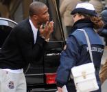 Samuel Eto'o en train de tenter de convaincre une contractuelle dans les rues de Milan, le 24 février 2011