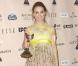 Natalie Portman reçoit le prix de meilleure actrice pour son rôle de Black Swan à la cérémonie des Film Independent Spirit Awards à Santa Monica, le 26 février 2011.