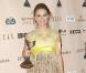 Natalie Portman reçoit le prix de meilleure actrice pour son rôle de Black Swan à la cérémonie des Film Independent Spirit Awards à Santa Monica, le 26 février 2011.