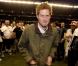 A la mi-temps du match Angleterre-France à Twickenham, le 26 février 2011, dans le Tournoi des VI Nations, le prince Harry a rencontré les protagonistes d'une manifestation caritative.