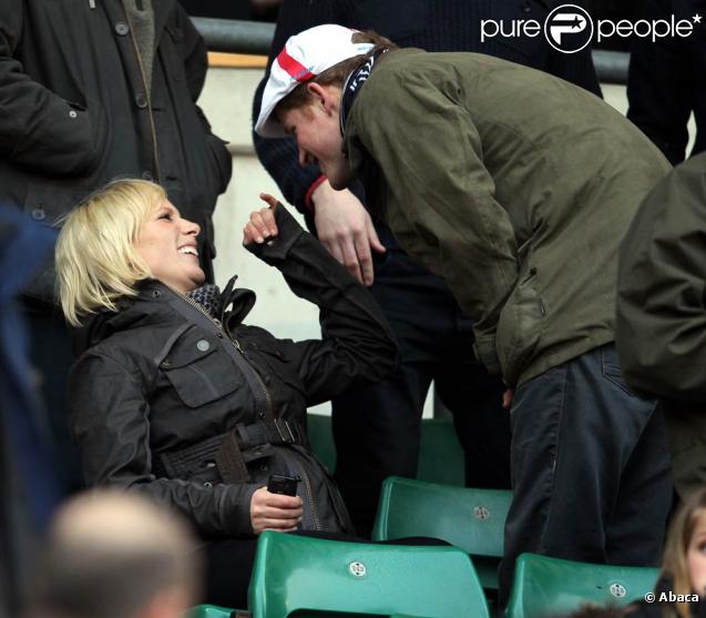Zara Phillips était présente à Twickenham le 26 février 2011 pour regarder son futur époux Mike Tindall dans le crunch du Tournoi des VI Nations. Son cousin le prince Harry partageait la chaude ambiance du match avec elle !