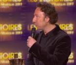 Stéphane Bern remet la Victoire de l'Artiste interprète féminine, lors de la seconde moitié des Victoires de la Musique 2011, mardi 1er mars sur France 2.