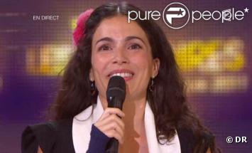 Yael Naim reçoit la Victoire de l'Artiste interprète féminine, lors de la seconde moitié des Victoires de la Musique 2011, mardi 1er mars sur France 2.