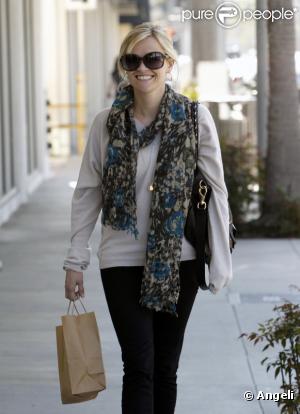 Reese Witherspoon fait du shopping à Los Angeles, le 1er mars 2011.