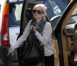 Reese Witherspoon fait du shopping à Los Angeles, le 1er mars 2011.