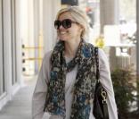 Reese Witherspoon fait du shopping à Los Angeles, le 1er mars 2011.