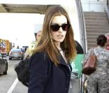Anne Hathaway à l'aéroport de Los Angeles, LAX, en compagnie de son fiancé Adam Shulman afin de s'envoler vers New York le 1er mars 2011  