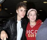 Justin Bieber arrive à l'aéroport de Londres-Heathrow, jeudi 3 mars, et prend le temps de faire quelques photos avec ses fans venus l'accueillir sur place.