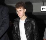 Justin Bieber arrive à l'aéroport de Londres-Heathrow, jeudi 3 mars, et prend le temps de faire quelques photos avec ses fans venus l'accueillir sur place.