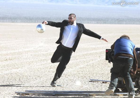 Eric Cantona en plein tournage pour la pub L'Oreal for men, dans le désert de Mojave, en Californie, le 14 février 2011