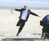 Eric Cantona en plein tournage pour la pub L'Oreal for men, dans le désert de Mojave, en Californie, le 14 février 2011