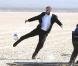 Eric Cantona en plein tournage pour la pub L'Oreal for men, dans le désert de Mojave, en Californie, le 14 février 2011