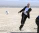 Eric Cantona en plein tournage pour la pub L'Oreal for men, dans le désert de Mojave, en Californie, le 14 février 2011