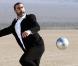 Eric Cantona en plein tournage pour la pub L'Oreal for men, dans le désert de Mojave, en Californie, le 14 février 2011